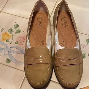 SOFT STYLE LEATHER LOAFERS EUC 11W